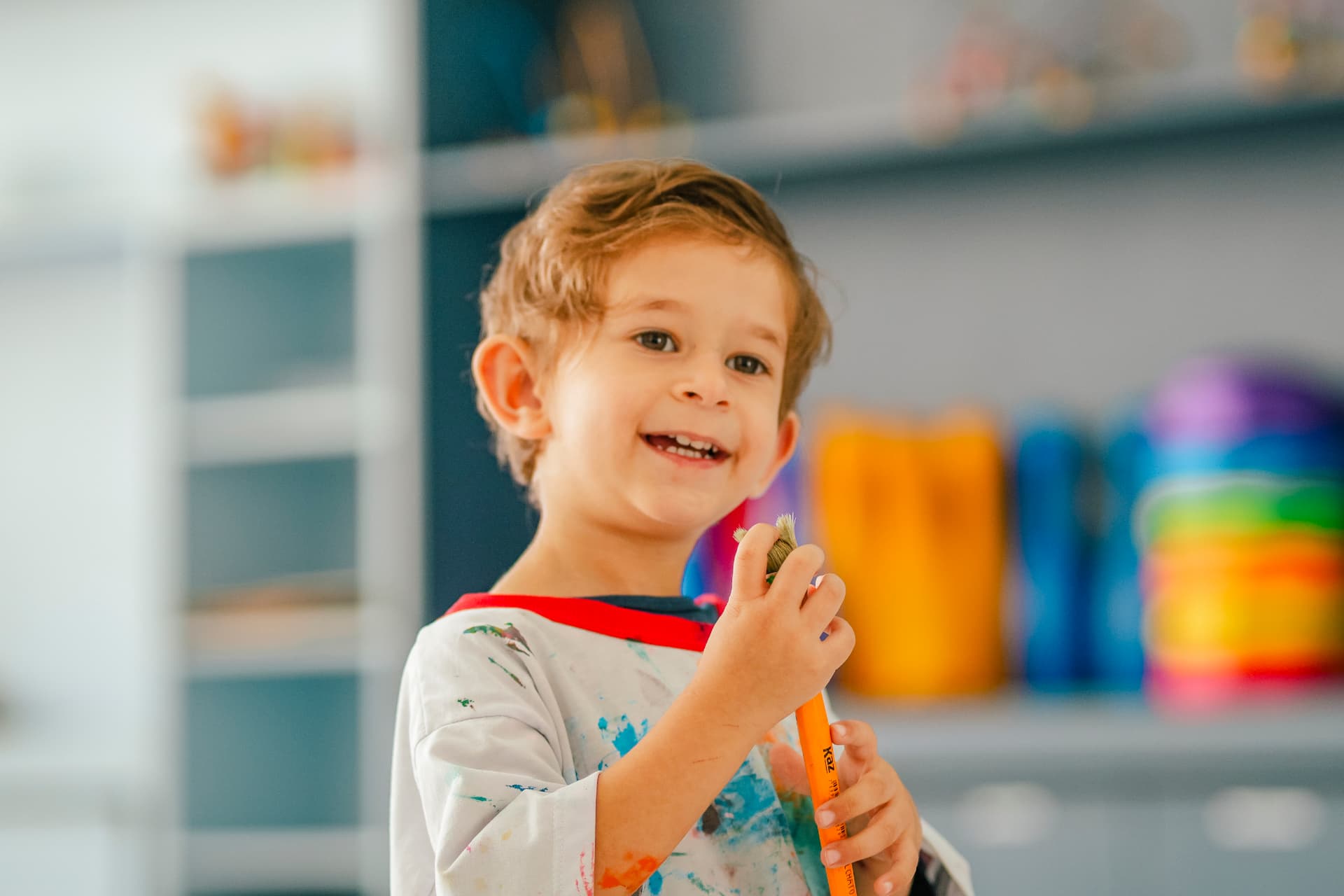 Criança em oficina de arte na The Joy School